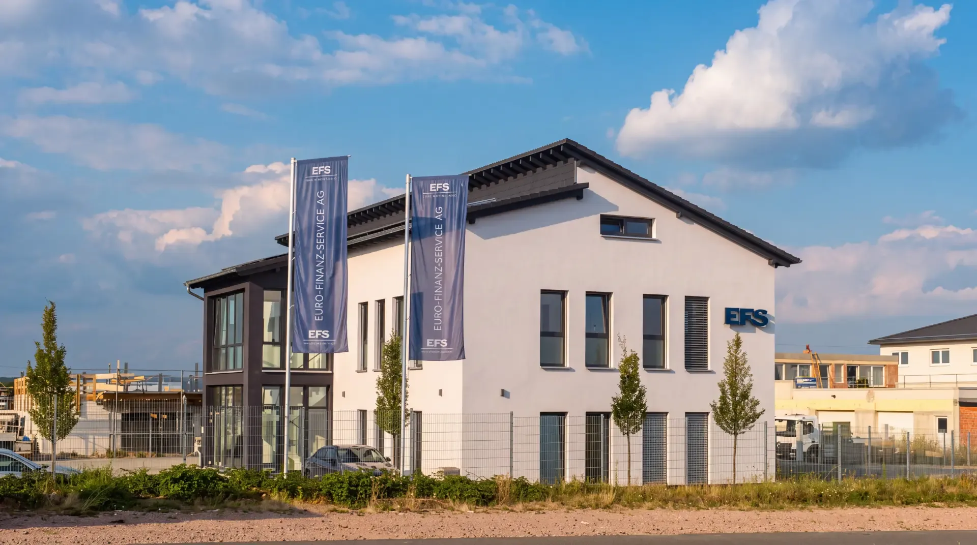 Bürogebäude von EFS (Huf) in Mainz-Hechtsheim mit EFS-Fahnen